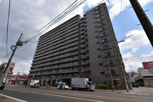 Renovated 4LDK Apartment in Sapporo Chuo Ward Near Streetcar - Thumbnail 4