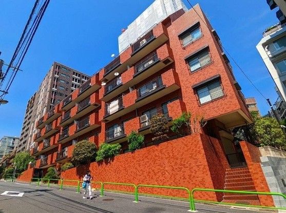 1LDK Apartment in Chiyoda, Tokyo for Sale - Thumbnail 2