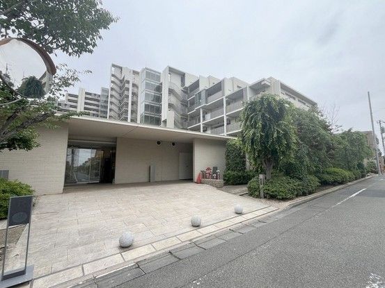 Spacious 4LDK Apartment for Sale in Chofu, Tokyo - Thumbnail 2