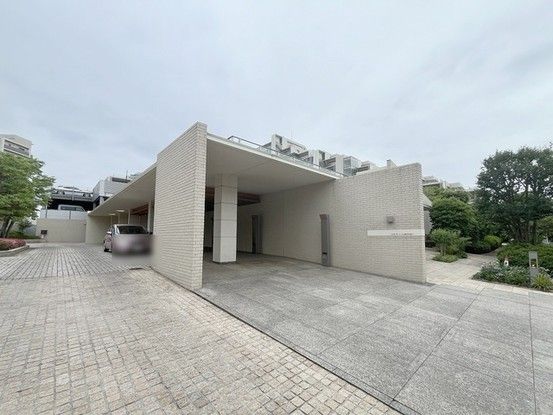 Spacious 4LDK Apartment for Sale in Chofu, Tokyo - Thumbnail 3