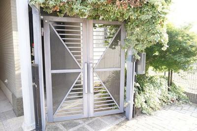 Spacious 4LDK House in Shijonawate with Double Parking — Image 1, Shijonawate, Osaka