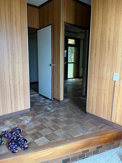 Traditional 4DK House in Tondabayashi with Two Parking Spaces — Image 3, Tondabayashi, Osaka