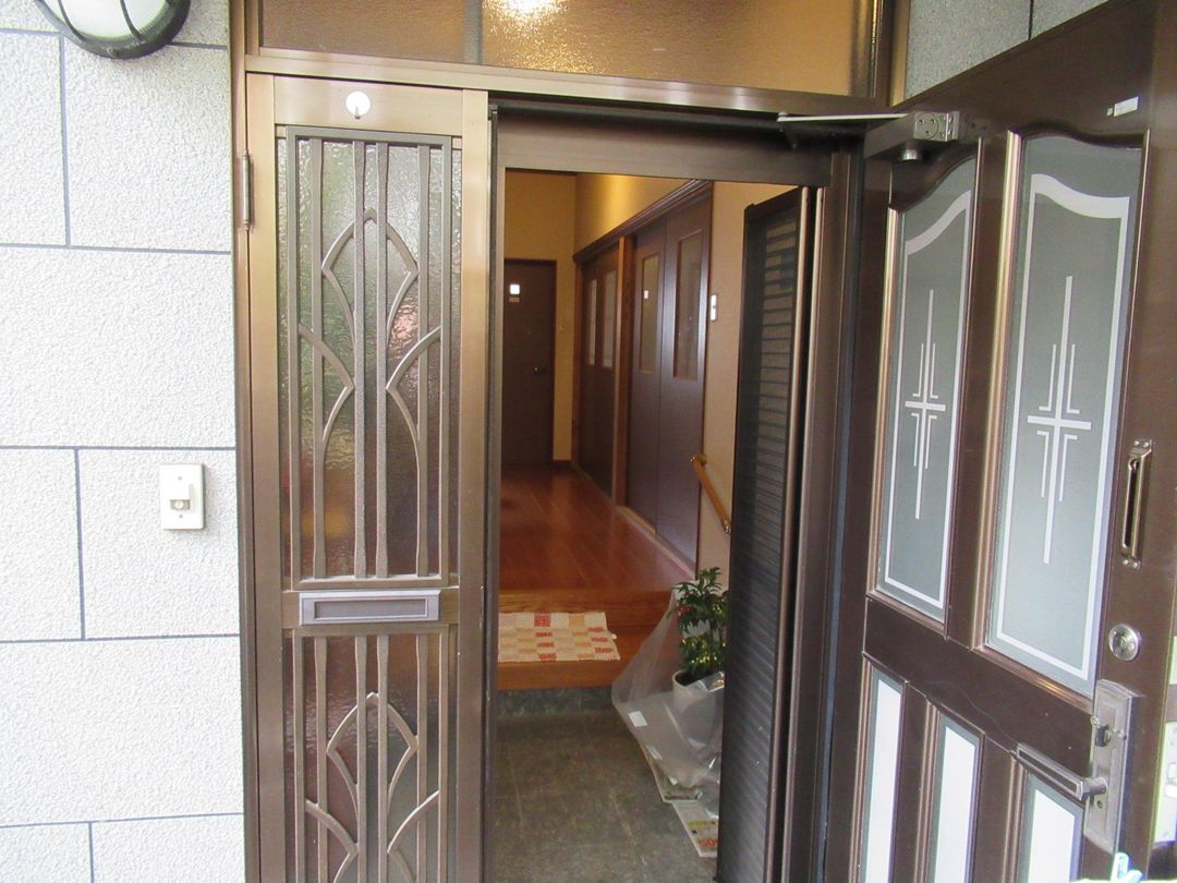 Used House with Shop & Parking for 6 Cars in Tsuyama - Thumbnail 2