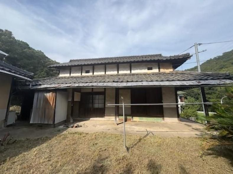 1900 Kominka with Farmland in Soja, Okayama | 3DK Traditional House - Thumbnail 2