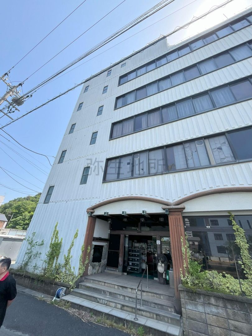6-Story Former Inn with Parking Lot in Bizen City, Okayama - Image 1