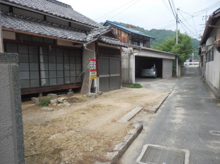 Land with Old House for Sale in Yorishima-cho, Asakuchi, Okayama - Thumbnail 2