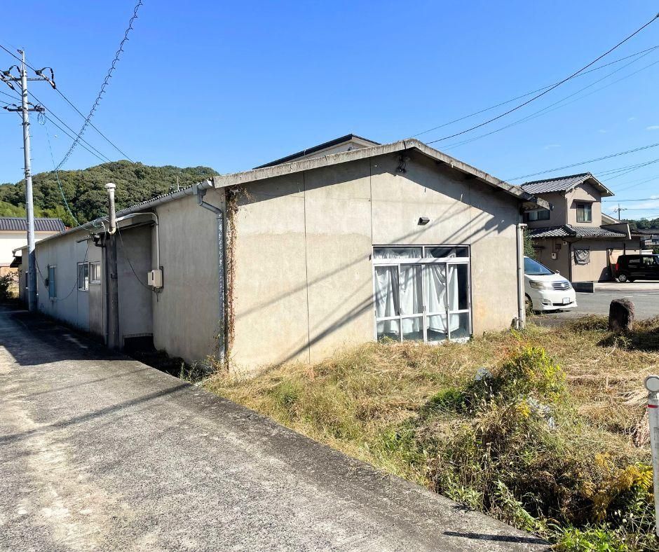 212 Tsubo Land Plot with Old House in Ibara, Okayama - Image 1