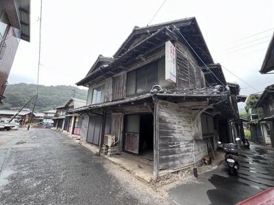 Miraculous House Survived Fire on Mutsuki Island — House, Matsuyama, Ehime