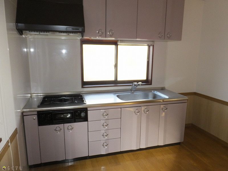 Renovated 2DK Apartment with Sunroom in Nagaoka - Thumbnail 4