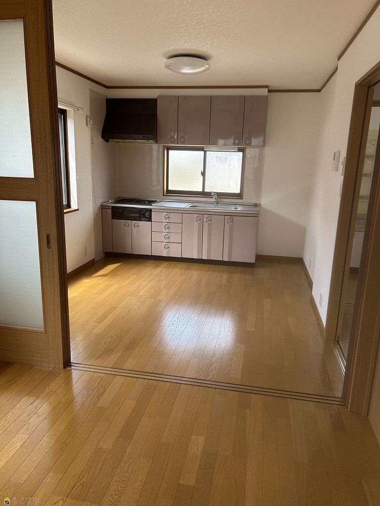 Renovated 2DK Apartment with Sunroom in Nagaoka - Thumbnail 3