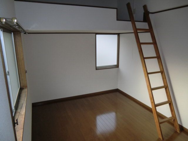 1R Apartment with Loft & Free Garage in Mitsuke, Niigata - Thumbnail 4