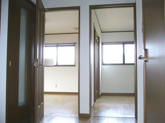 Riverside 2DK Apartment with Parking in Nagaoka, Niigata - Thumbnail 2
