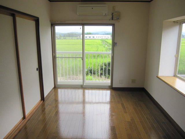Step Two 201: 2DK Apartment for Rent in Kashiwazaki, Niigata - Thumbnail 3