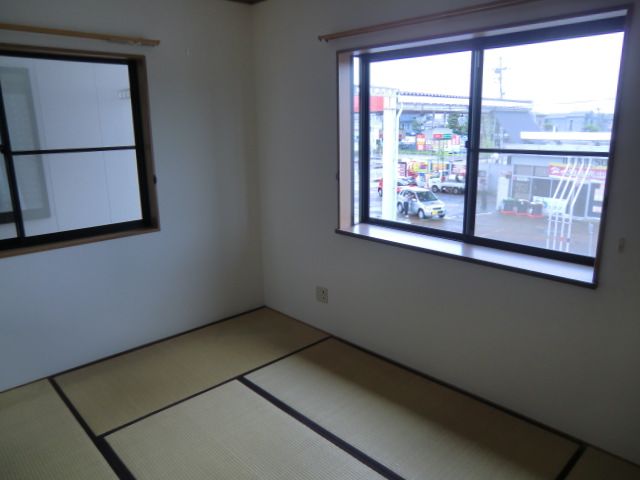 Chez More 2DK Apartment for Rent in Mitsuke, Niigata - Thumbnail 2