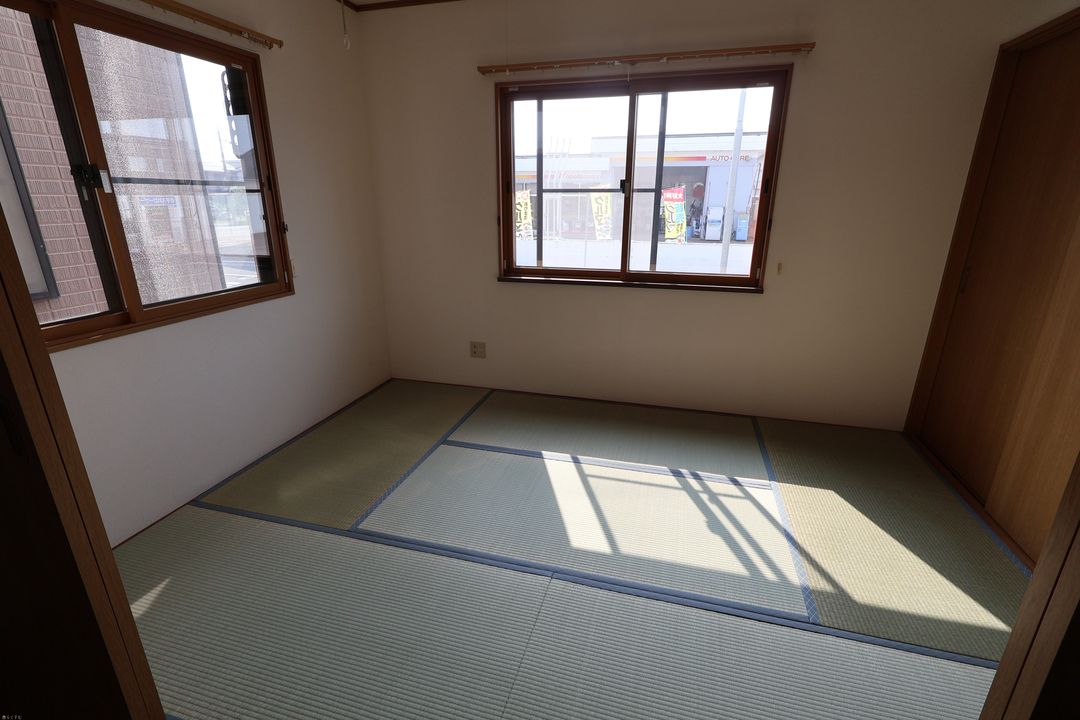 Chez More 2DK Apartment for Rent in Mitsuke, Niigata - Thumbnail 3