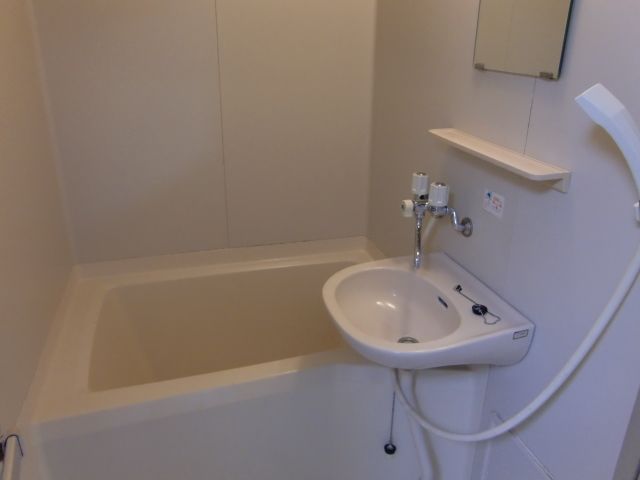 1K Apartment with Loft for Rent Near Kashiwazaki Station - Thumbnail 4
