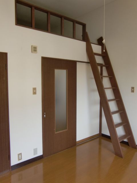 1K Apartment with Loft for Rent Near Kashiwazaki Station - Thumbnail 2