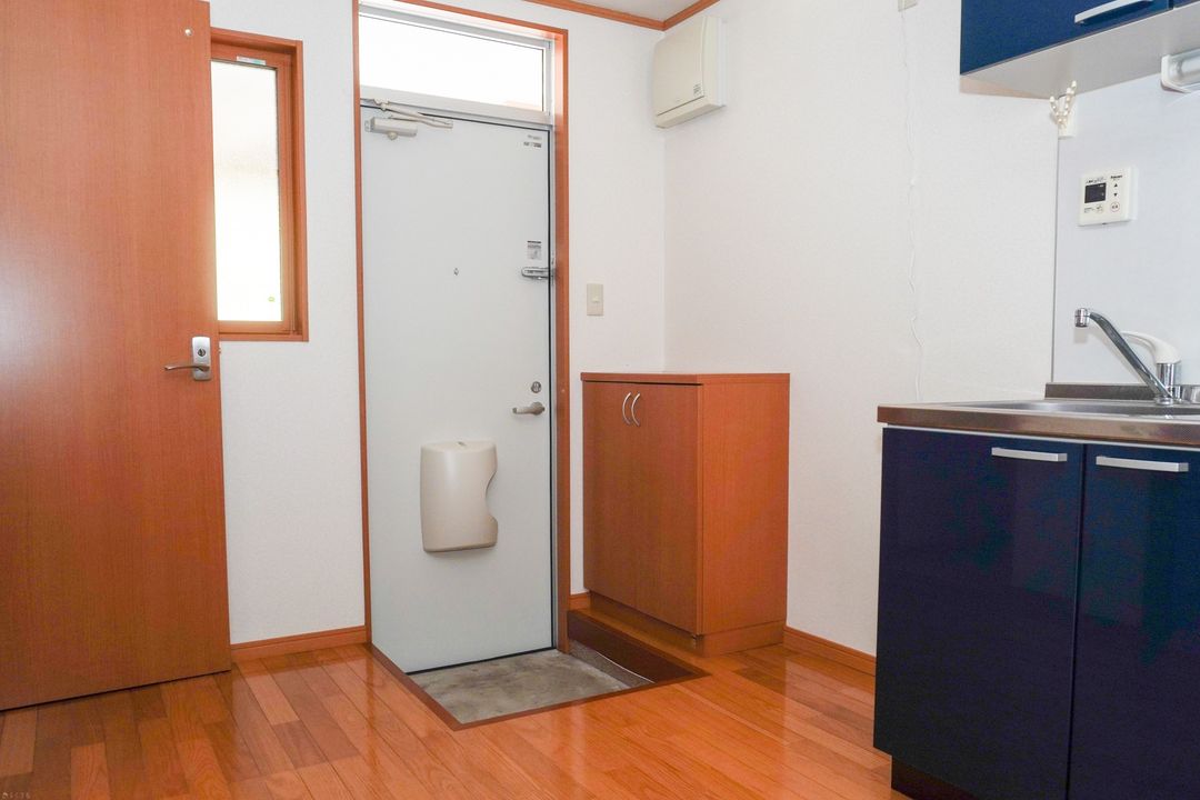 Renovated 1DK Apartment in Nagaoka with Sunroom & Free Parking - Thumbnail 4