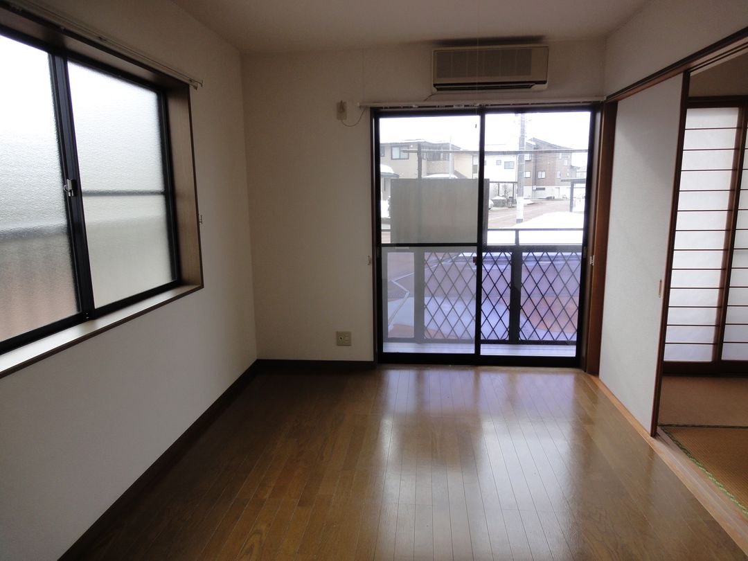 Rent 2DK Apartment in Nagaoka with Free Internet & Parking - Thumbnail 2