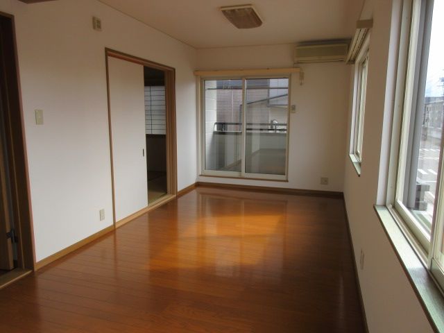 Spring Palace 1LDK Apartment for Rent in Mitsuke, Niigata - Thumbnail 2