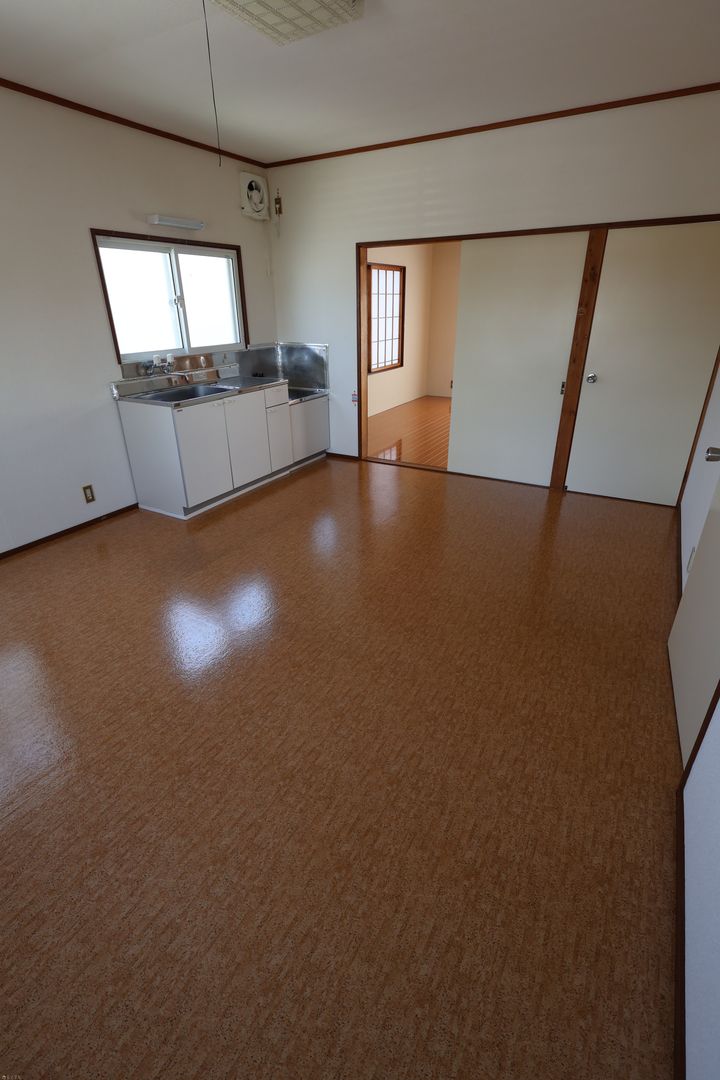 2LDK Apartment for Rent in Mitsuke, Niigata - Free Parking - Thumbnail 3