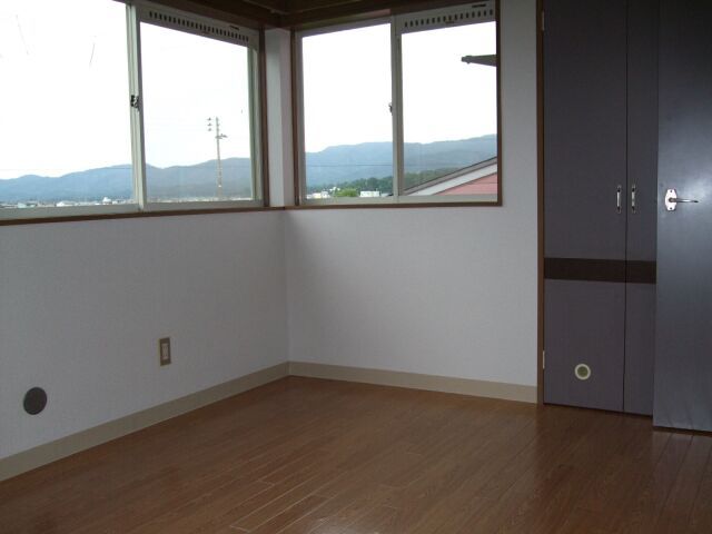 3DK Apartment for Rent in Nagaoka with Sunroom & Parking - Thumbnail 2