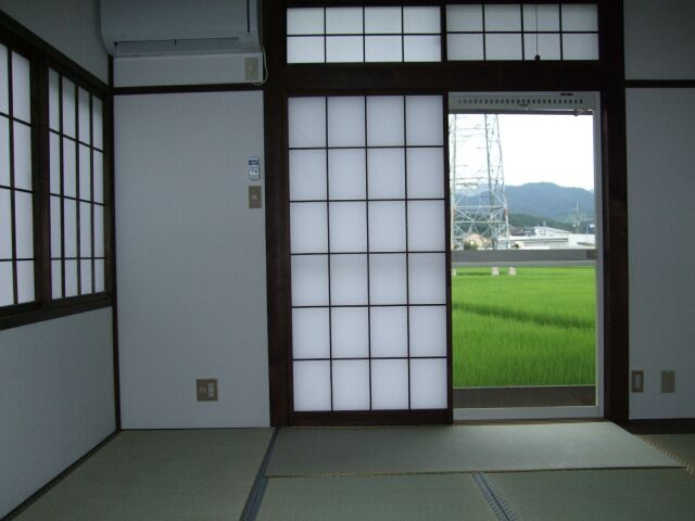 3DK Apartment for Rent in Nagaoka with Sunroom & Parking - Thumbnail 3