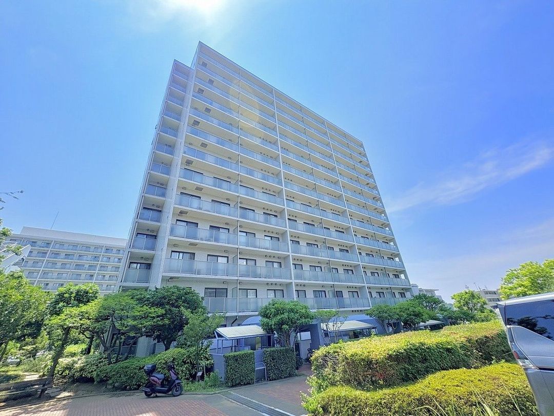 4LDK Apartment for Sale in Higashi-Totsuka, Yokohama - Image 1