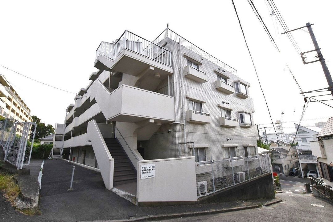 Renovated 2LDK Apartment Near Konan Chuo Station, Yokohama - Thumbnail 2