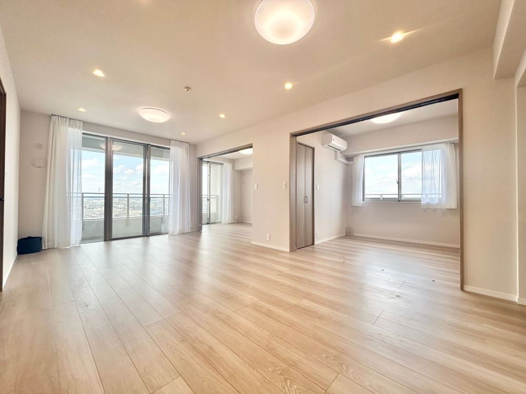 4LDK High-Rise Apartment in The Tower & Parks Den-en Toshi Mizonokuchi - Thumbnail 2