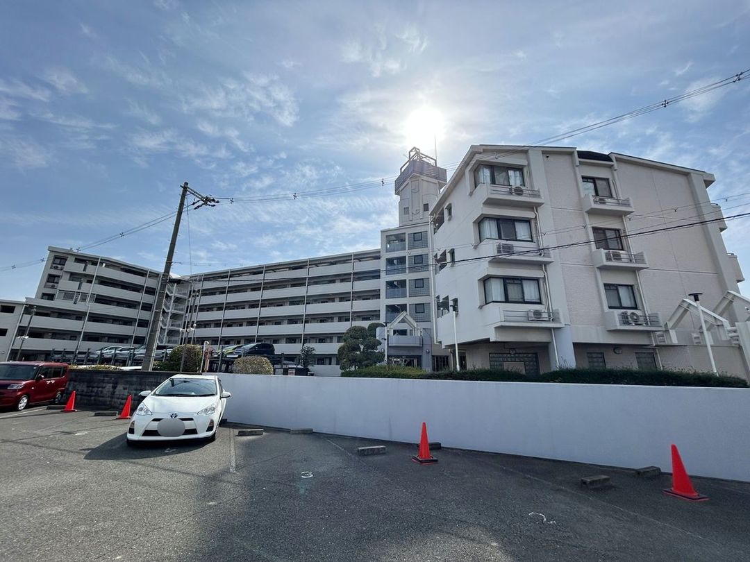 Renovated 3LDK Apartment Near Kozenshi Station, Hirakata - Thumbnail 2