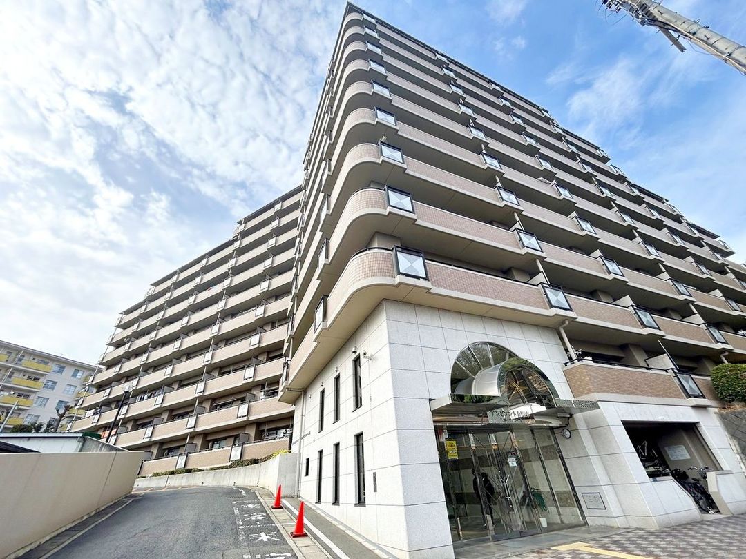 Ambient Kongo Higashi Garden Court 3LDK Apartment in Tondabayashi - Thumbnail 2