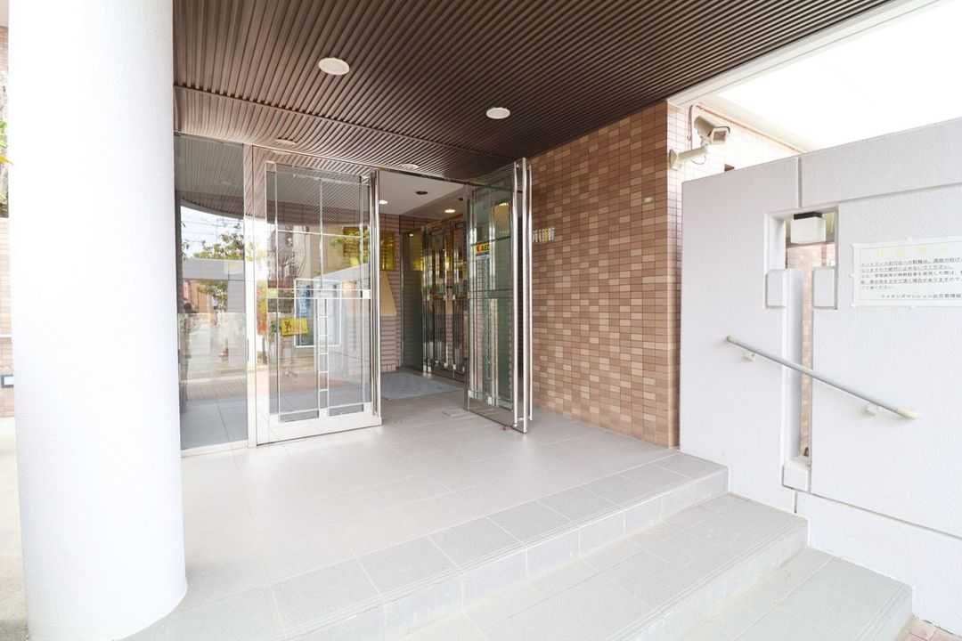 Renovated 3LDK Apartment for Sale Near Denpo Station, Osaka - Thumbnail 2