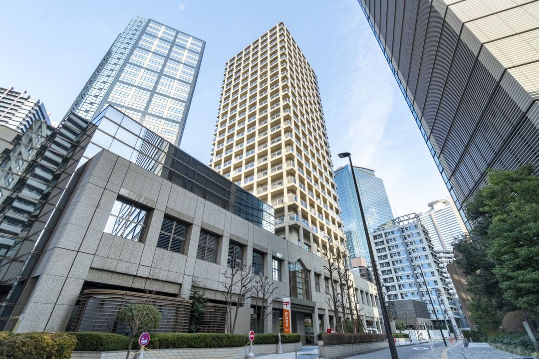 Renovated 1LDK Apartment in Shinjuku's I-Town Repia High-Rise - Thumbnail 2