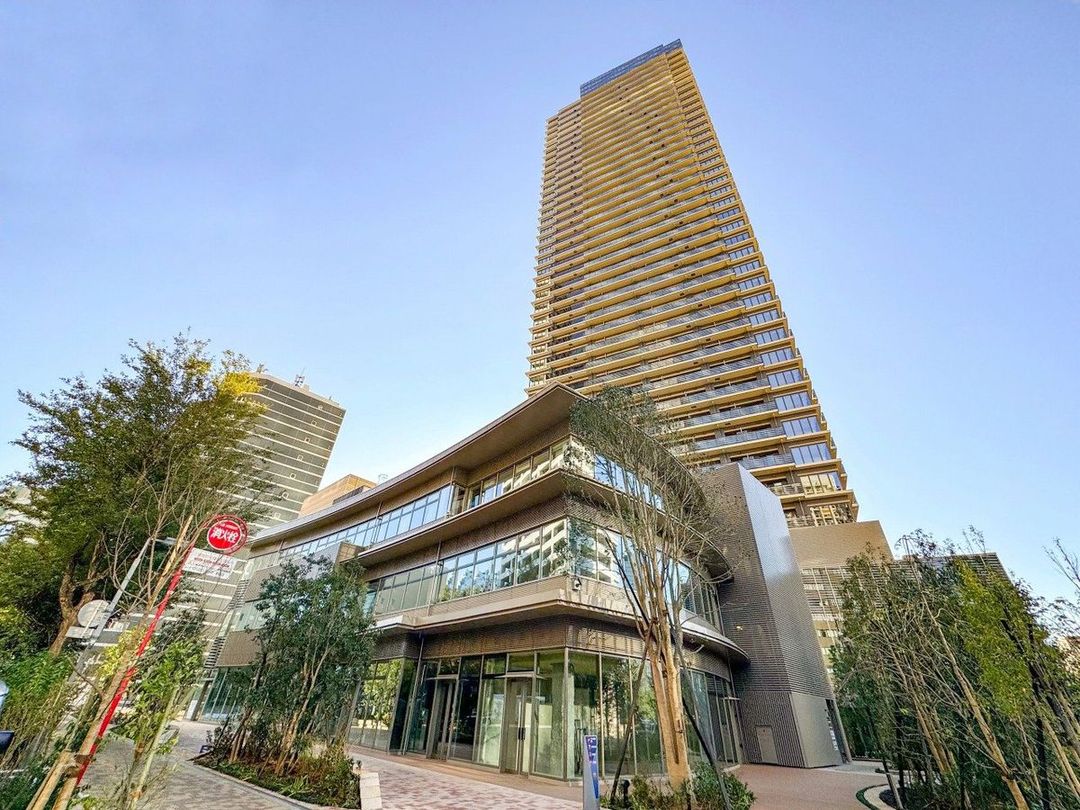 Park Tower Nishi-Shinjuku 2LDK Apartment for Sale in Tokyo - Thumbnail 2