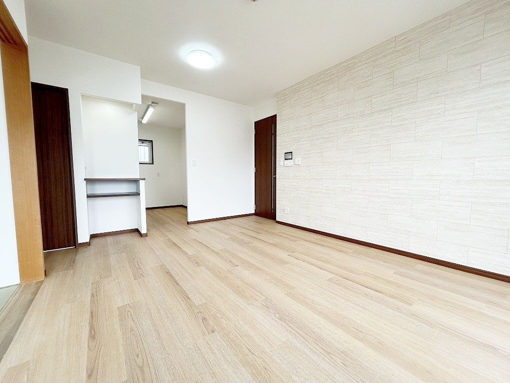Renovated 3SLDK Apartment for Sale in Hakata Ward, Fukuoka - Thumbnail 2