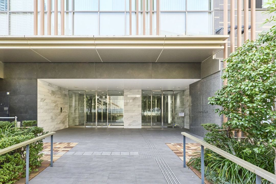 Park Court Hamarikyu The Tower 2LDK Apartment in Minato, Tokyo - Thumbnail 2