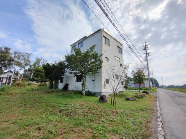 Mountain House in Nagano's Iizuna Highlands with Views - Thumbnail 3