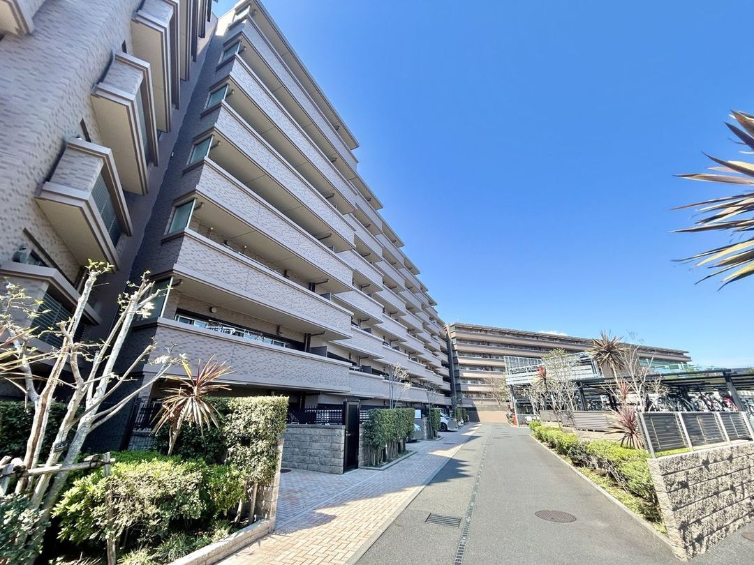3LDK Corner Apartment for Sale in Yokohama Tsurumi - Thumbnail 2