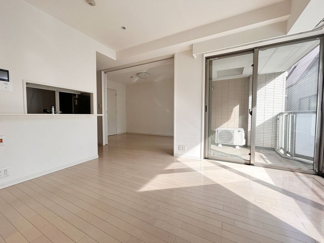 1LDK Apartment for Sale in Mita, Minato-ku, Tokyo - Thumbnail 2