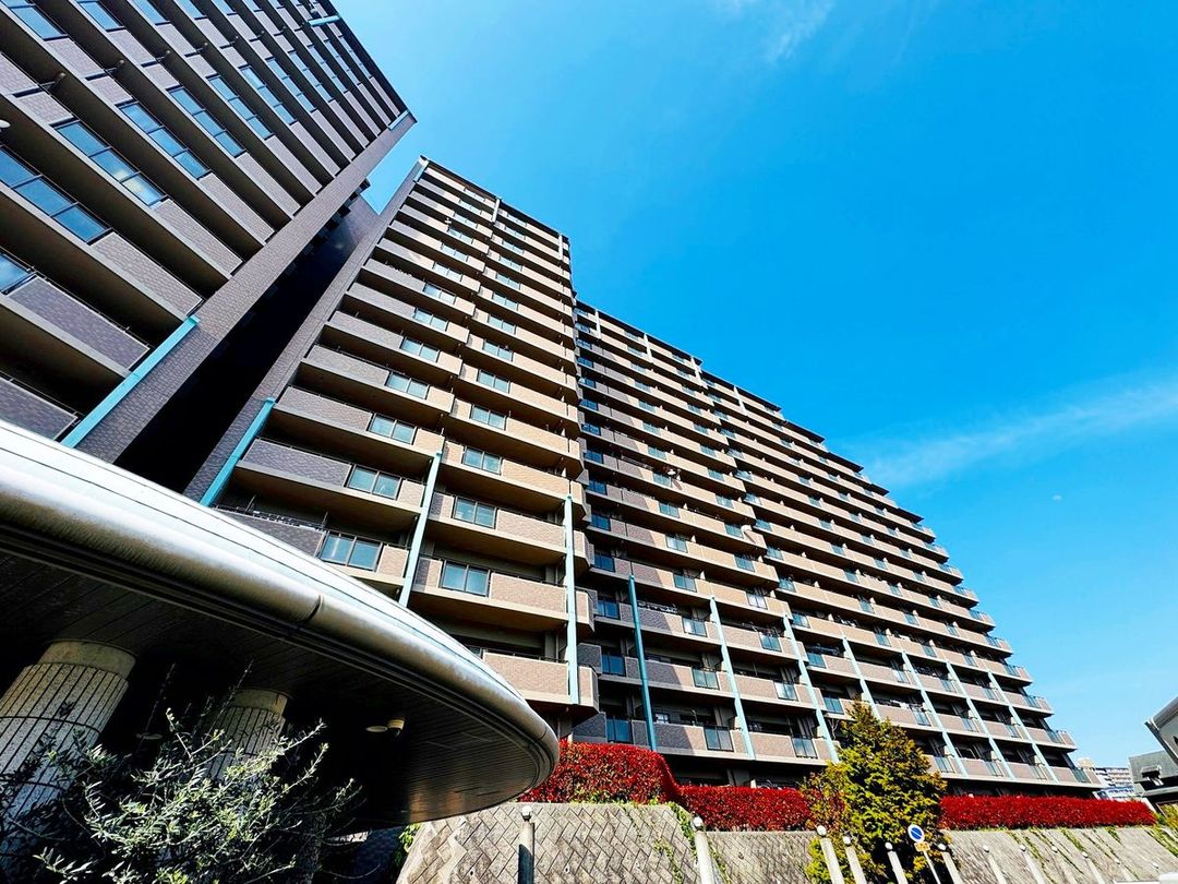 3LDK Apartment with Roof Balcony near Midorigaoka Station, Suita - Thumbnail 2