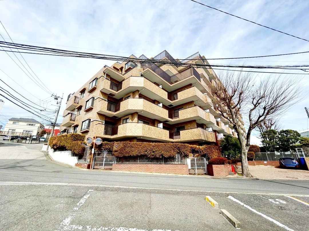 Totsuka Park Homes 4LDK Apartment for Sale in Yokohama - Thumbnail 2