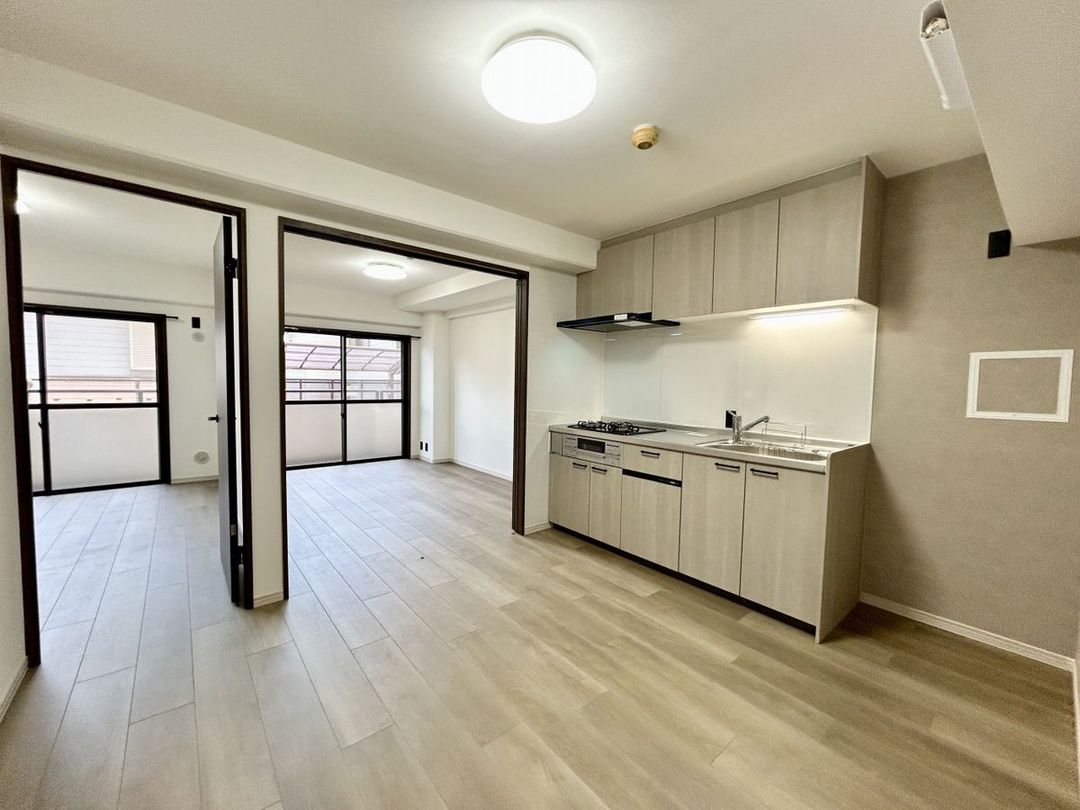 Renovated 3DK Apartment for Sale in Yokohama Minami Ward - Thumbnail 2