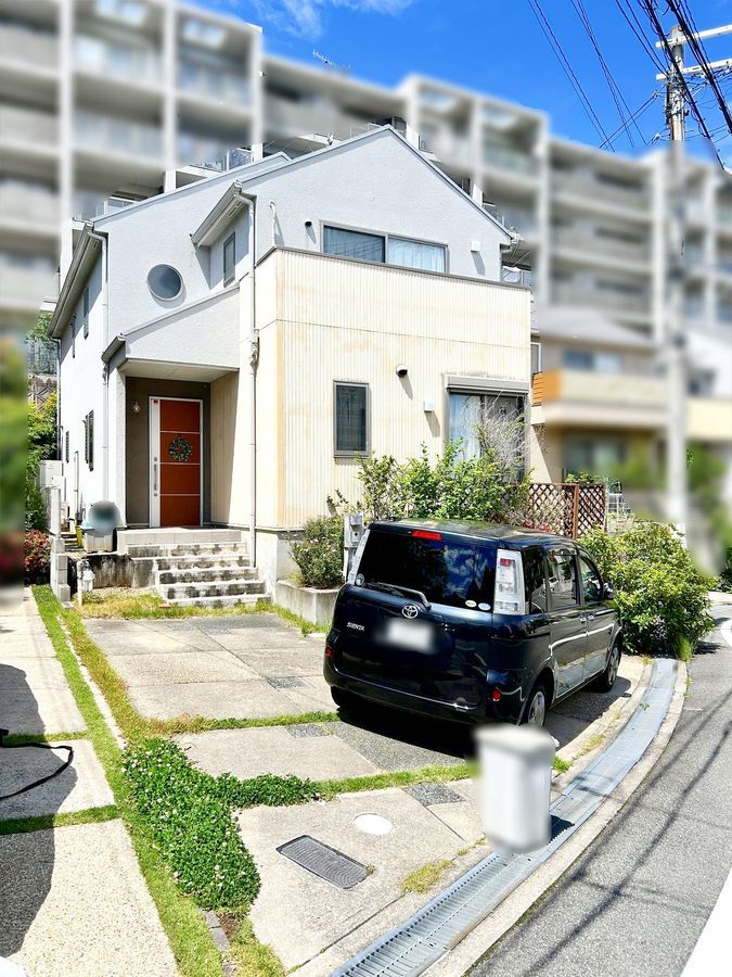 4LDK Detached House for Sale in Satsukigaoka, Ikeda, Osaka - Image 1