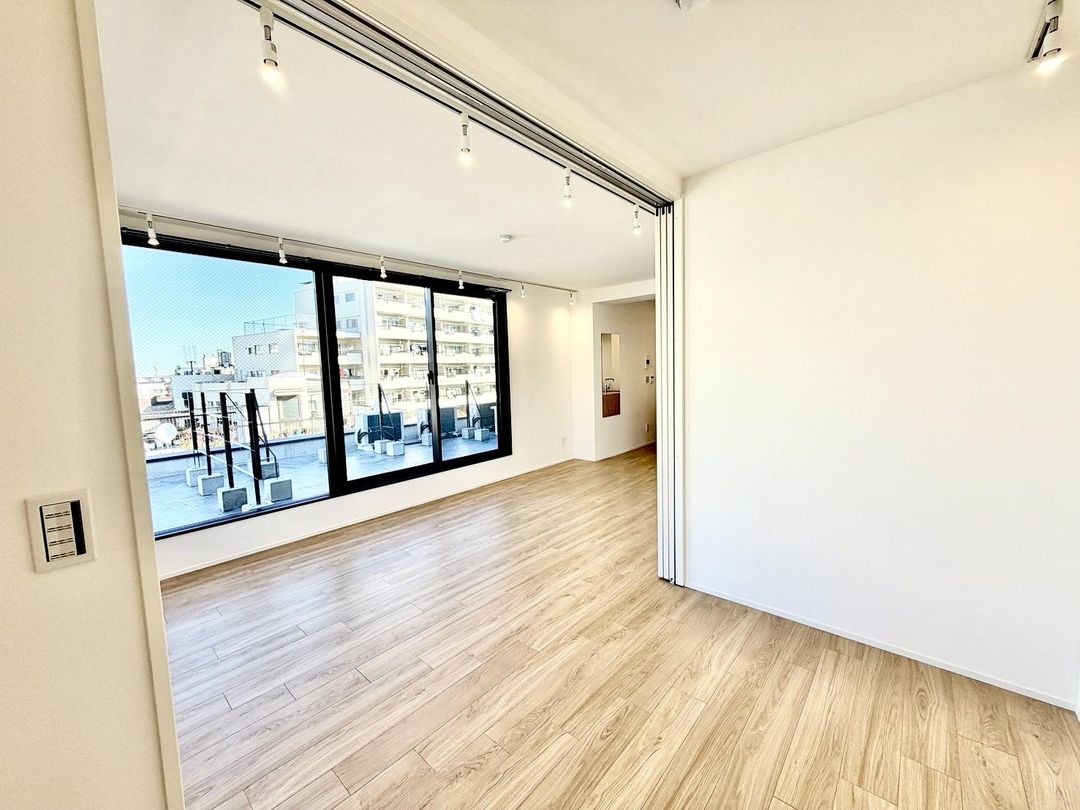 2LDK Designer Apartment in Nakano, Tokyo – 40m² - Thumbnail 3