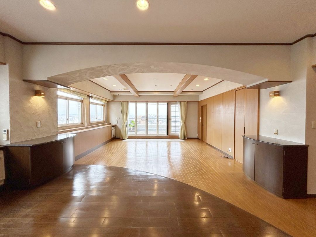 Spacious 3LDK Apartment for Sale in Takaishi, Osaka - Thumbnail 2