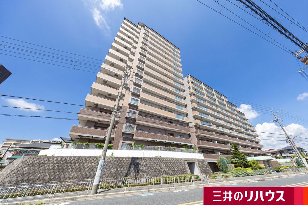 Sophia Senrioka Bright Square 3LDK Apartment for Sale in Suita - Thumbnail 2