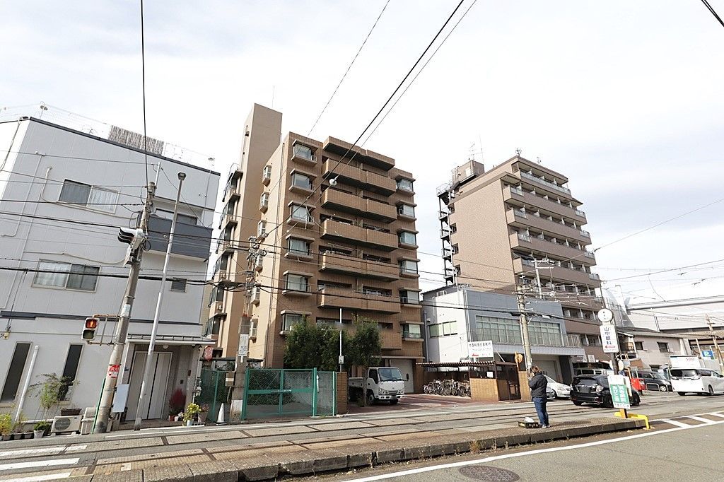 Renovated 1LDK Apartment Near Multiple Stations in Osaka Nishinari - Image 1