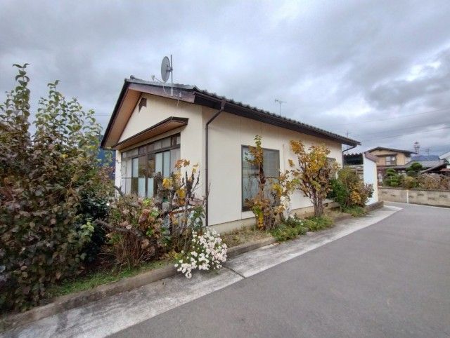 1987 Single-Story 3DK House with Garden in Nagano City - Image 1