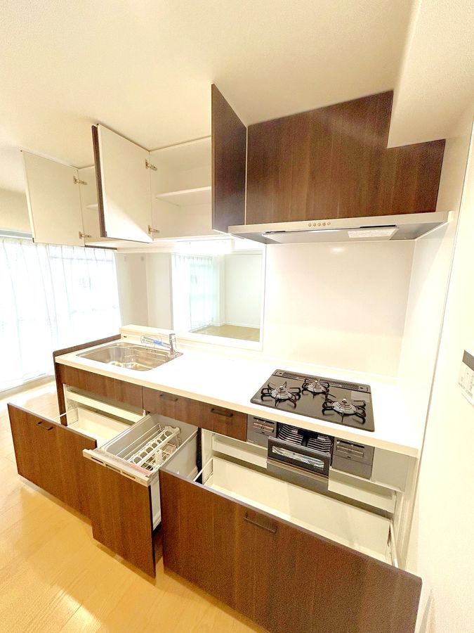 Renovated 2SLDK Apartment for Sale in Hirakata, Osaka - Thumbnail 2